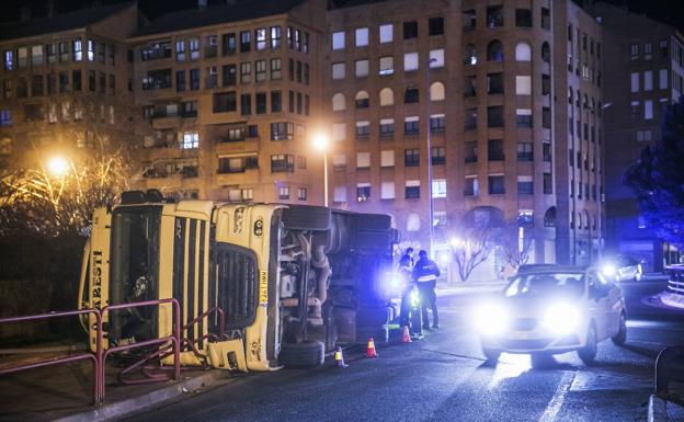 El conductor del camión que volcó el sábado en Logroño doblaba la tasa de alcohol y no tenía carné de conducir